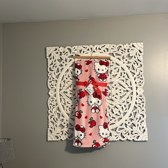 Hello Kitty Apple throw blanket 60x70 New with tags - Picture 2 of 3